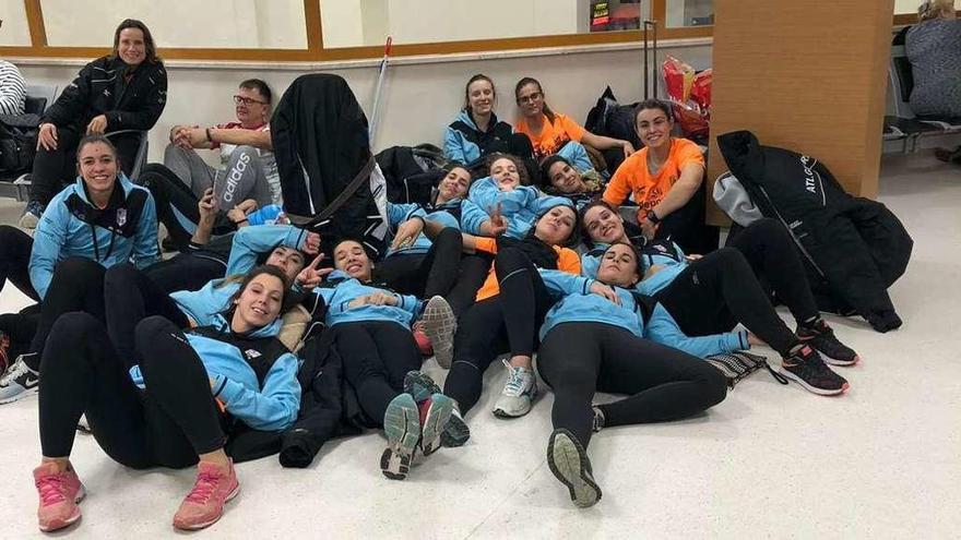 Las jugadoras del Mecalia, en el aeropuerto de Trabzon, durante una escala eterna en su viaje a Krasnodar. // FdV