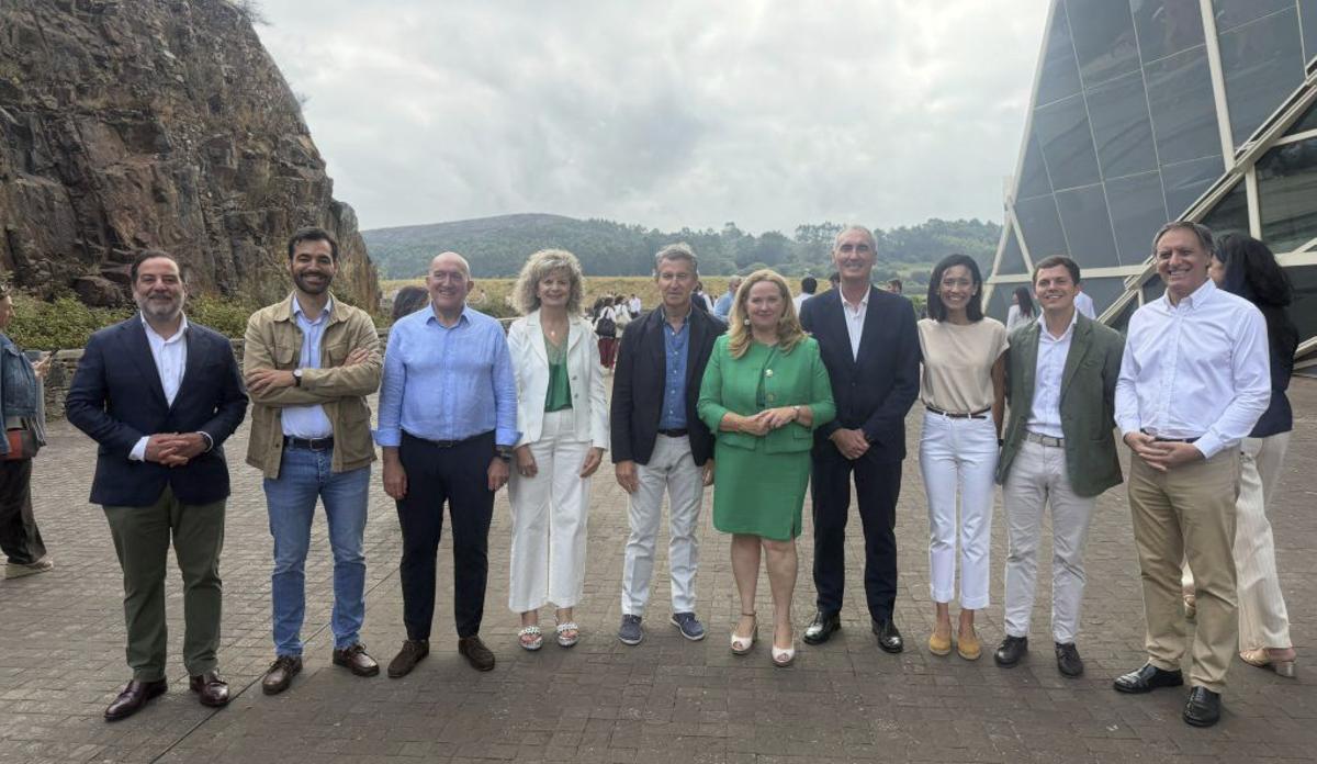 En el centro, Alberto Núñez Feijóo junto a los candidatos del PP a las alcaldías de capitales de provincia de Castilla y León, de izquierda a derecha: José Manuel Hernando (Soria), David Fernández (León), Jesús Julio Carnero (Valladolid), Elvira Velasco (Zamora), Cristina Ayala (Burgos), José Mazarías (Segovia), Patricia Rodríguez (Ávila), Víctor Torres (Palencia) y Carlos Garcías Carbayo (Salamanca). | CEDIDA