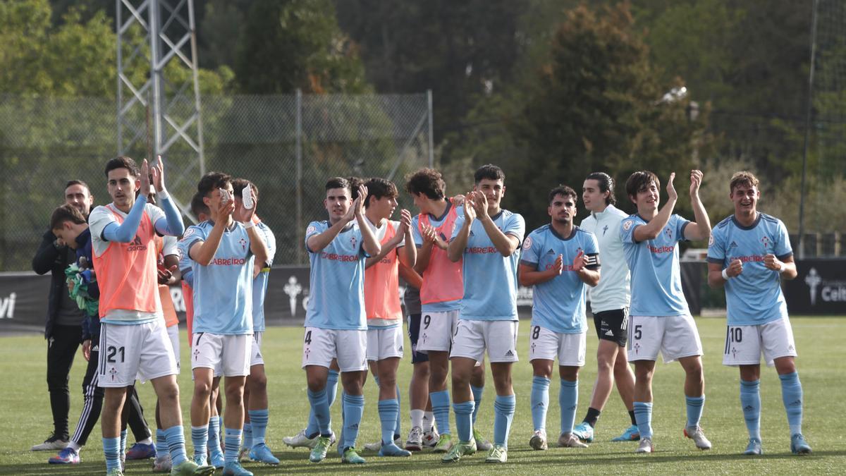 Los jugadores del Celta juvenil celebran un triunfo.