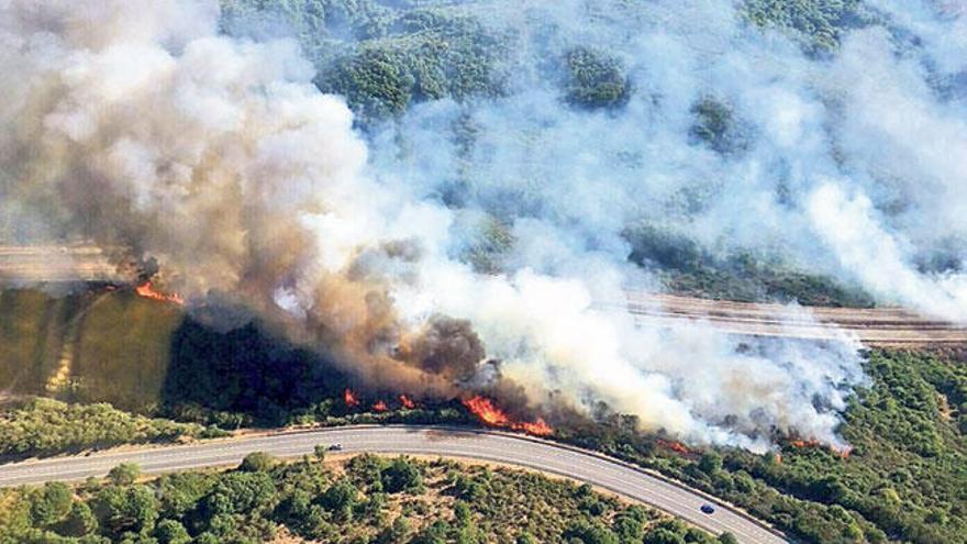 El fuego, pegado a la autovía A-52 en el Concello de Cualedro.