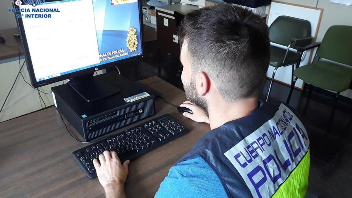 IUn agente de la Policía Nacional, durante una investigación. IUn agente de la Policía Nacional, durante una investigación.