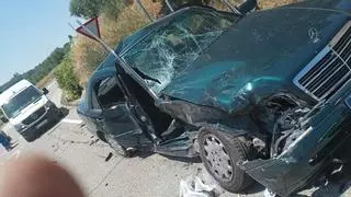 Un herido grave y tres leves en un choque entre un camión y un coche en Bujalance