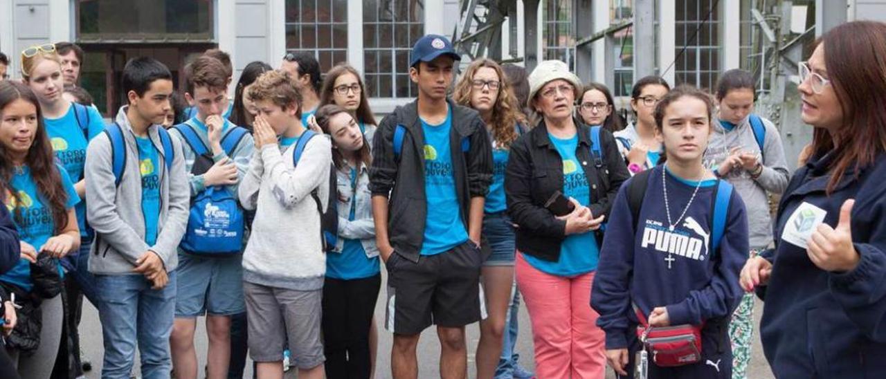 Los estudiantes del Foro Joven de la Unesco, en el pozo San Luis.