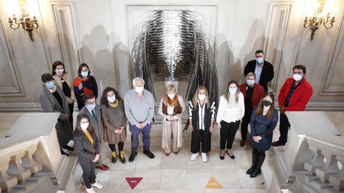 Las autoridades y la autora, junto a la escultura