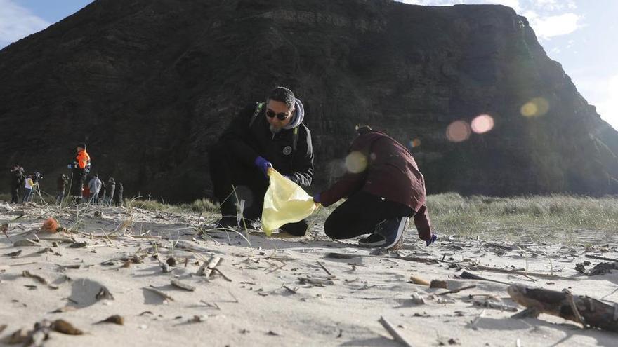 &quot;Es como buscar una aguja en un pajar&quot;, claman los voluntarios de la recogida de bolinas (pellets) en las playas