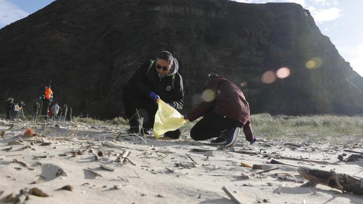 Arranca el dispositivo de limpieza de pellets en 11 playas de Asturias.