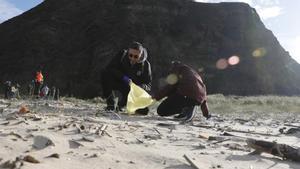 Arranca el dispositivo de limpieza de pellets en 11 playas de Asturias.