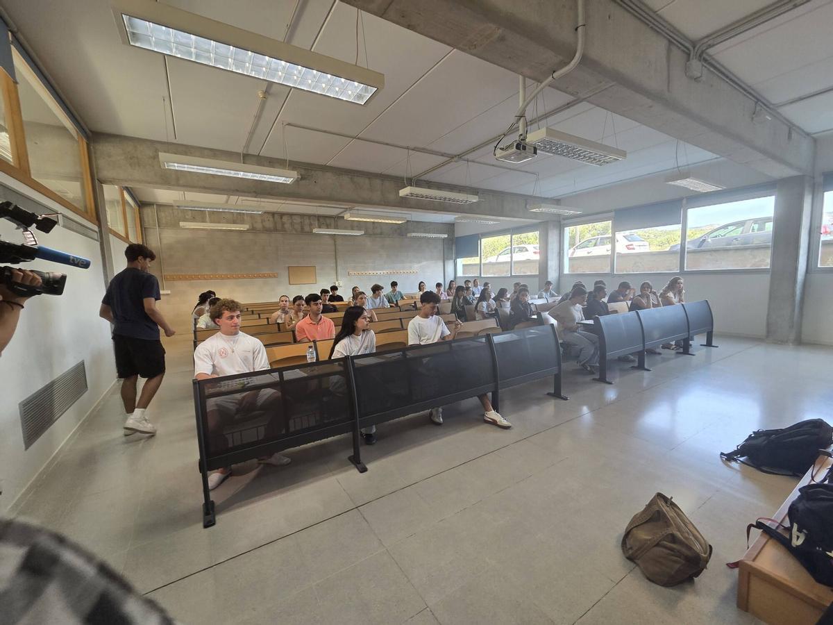 Arranca una Selectividad en la UIB marcada por los detectores de móviles y los nervios de casi 5.000 alumnos