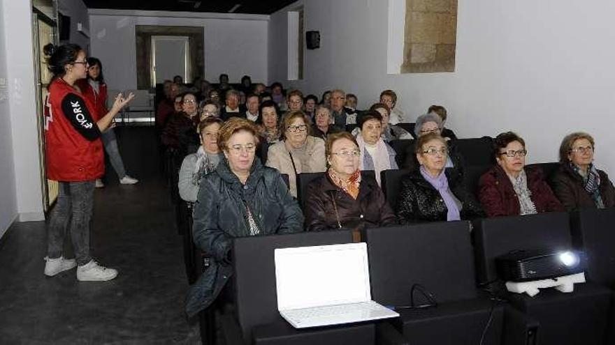 Asistentes a la charla de ayer en la biblioteca. // Bernabé/Javier Lalín