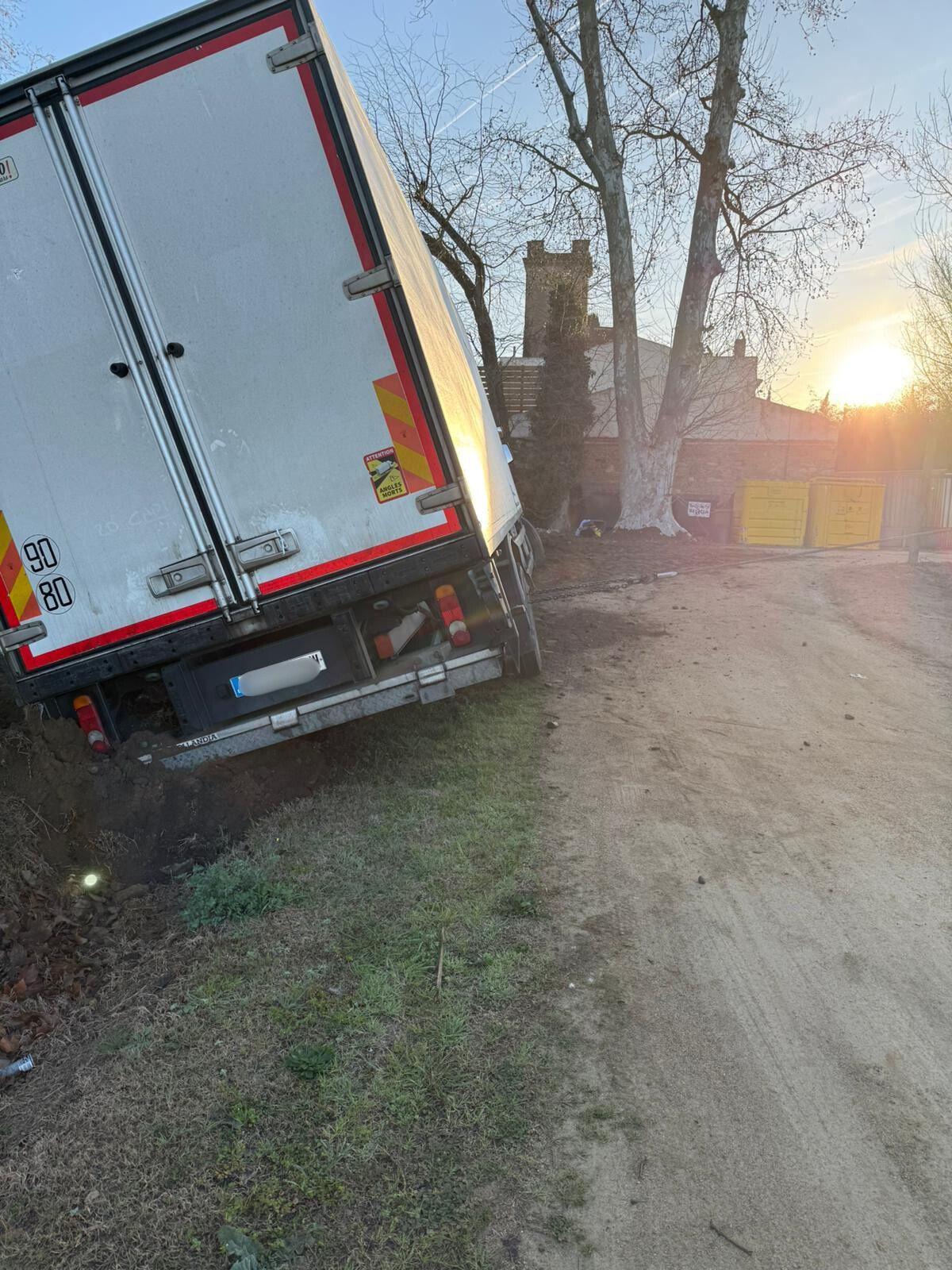 Les imatges del camió mig bolcat a Gualta