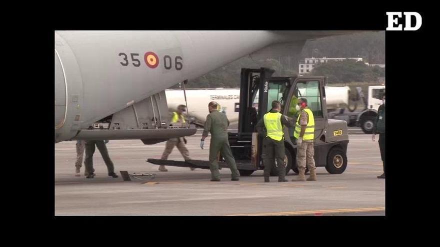 LLegada a Los Rodeos de avión militar con rescursos sanitarios.