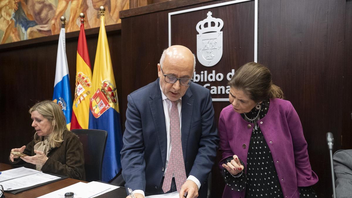 El presidente del Cabildo de Gran Canaria, Antonio Morales, junto a la consejera de Política Territorial y Paisaje, Inés Miranda.