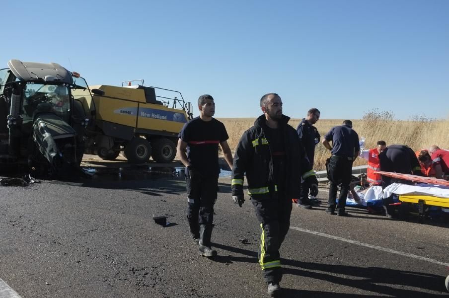 Accidente entre un autobús y un tractor en Fuentes