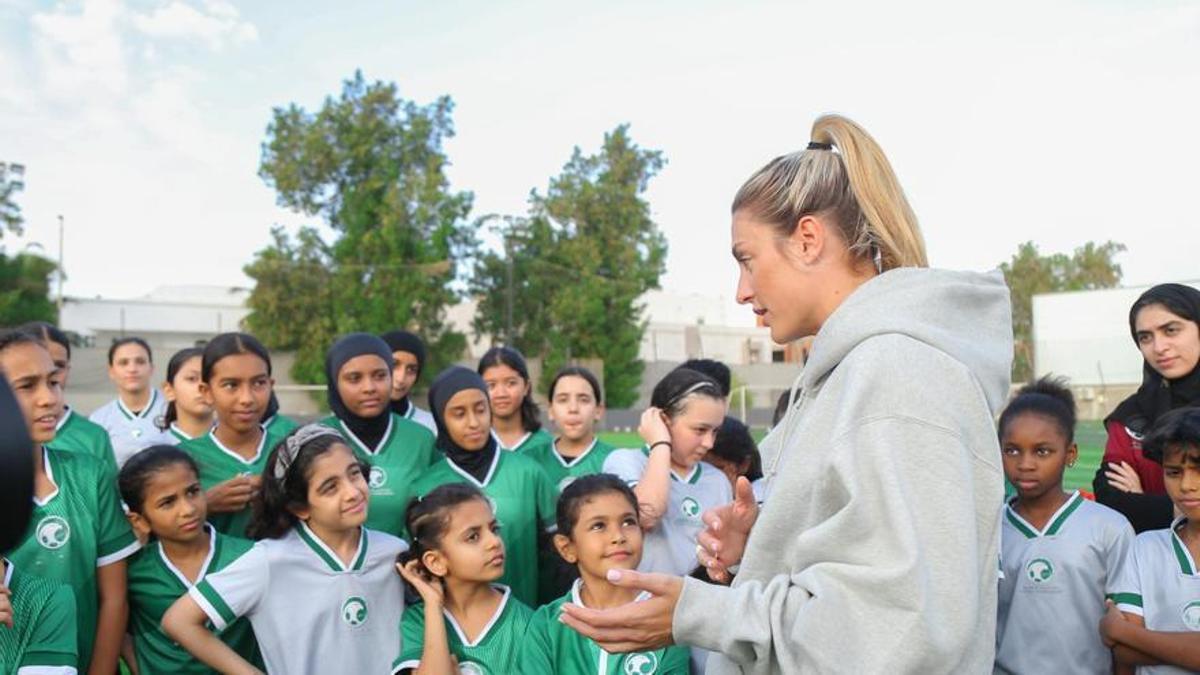 Alexia Putellas, jugadora del FC Barcelona y de la selección española, durante un campus en Arabia Saudí.