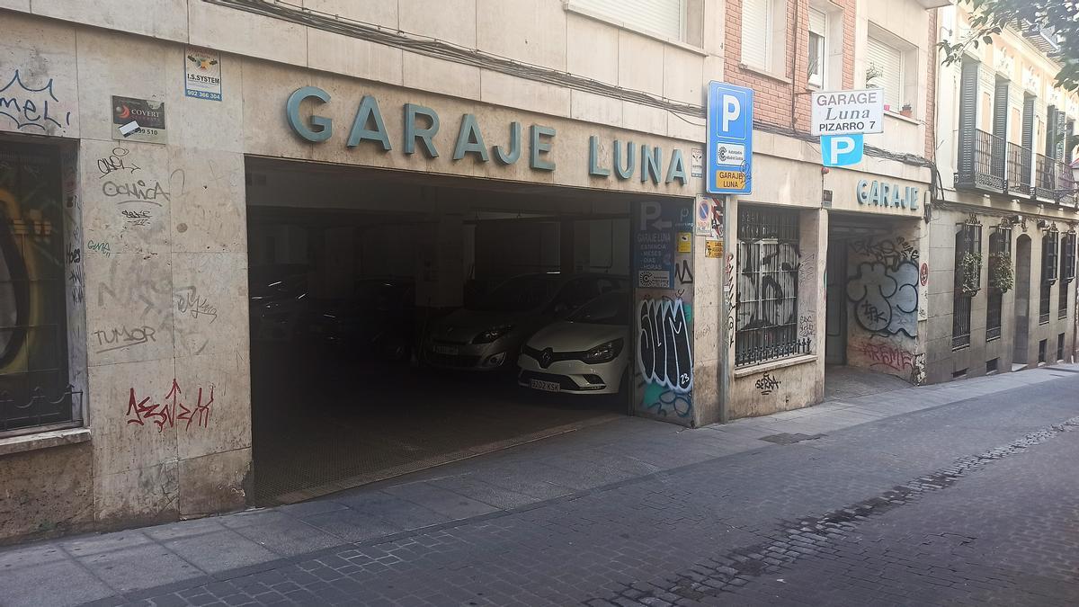 Garaje Luna, el parking de la calle de Pizarro que anuncia &quot;anular Madrid Central&quot; por cinco euros.