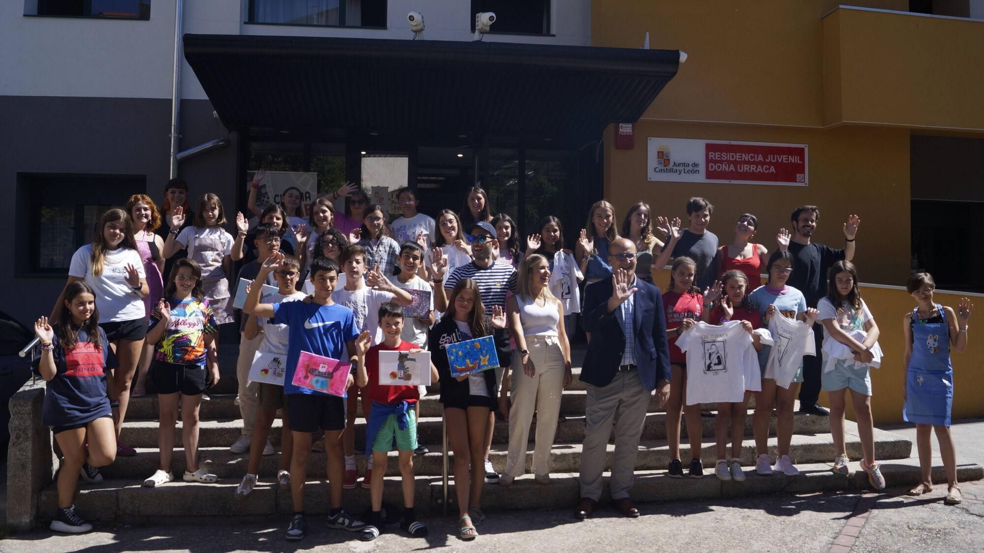 La directora general de Juventud de la Junta de Castilla y León visita el campamento de arte que se desarrolla en la residencia Doña Urraca de Zamora.