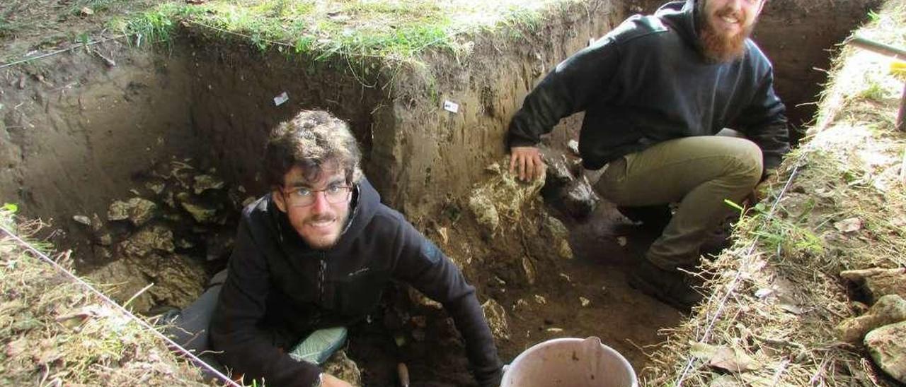 Pablo Juárez y Emilio Adriano, excavando junto a la cueva del Alloru.