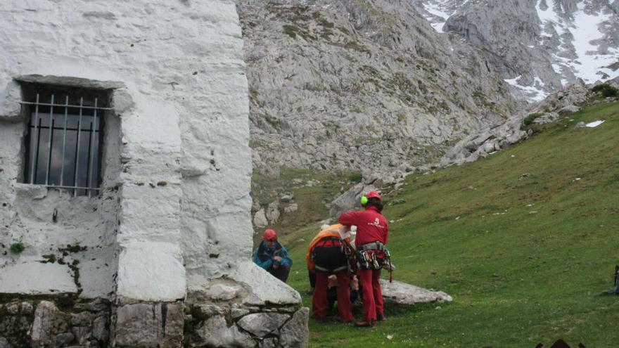 Cae y se clava el piolet en la ingle de travesía por el macizo de Cornión