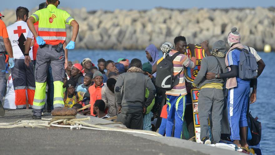 Llegan a Canarias 609 migrantes en siete barcazas y se mantiene abierto un nuevo rescate