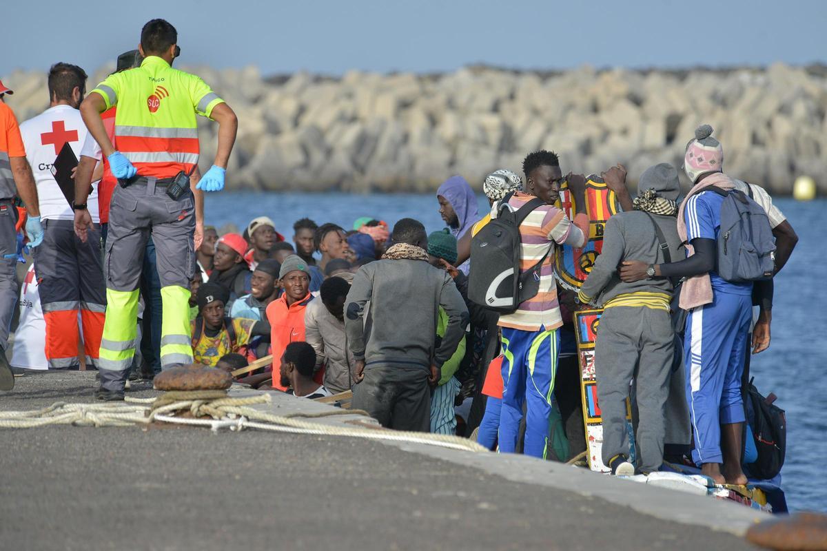 Migrantes llegados a El Hierro este domingo.
