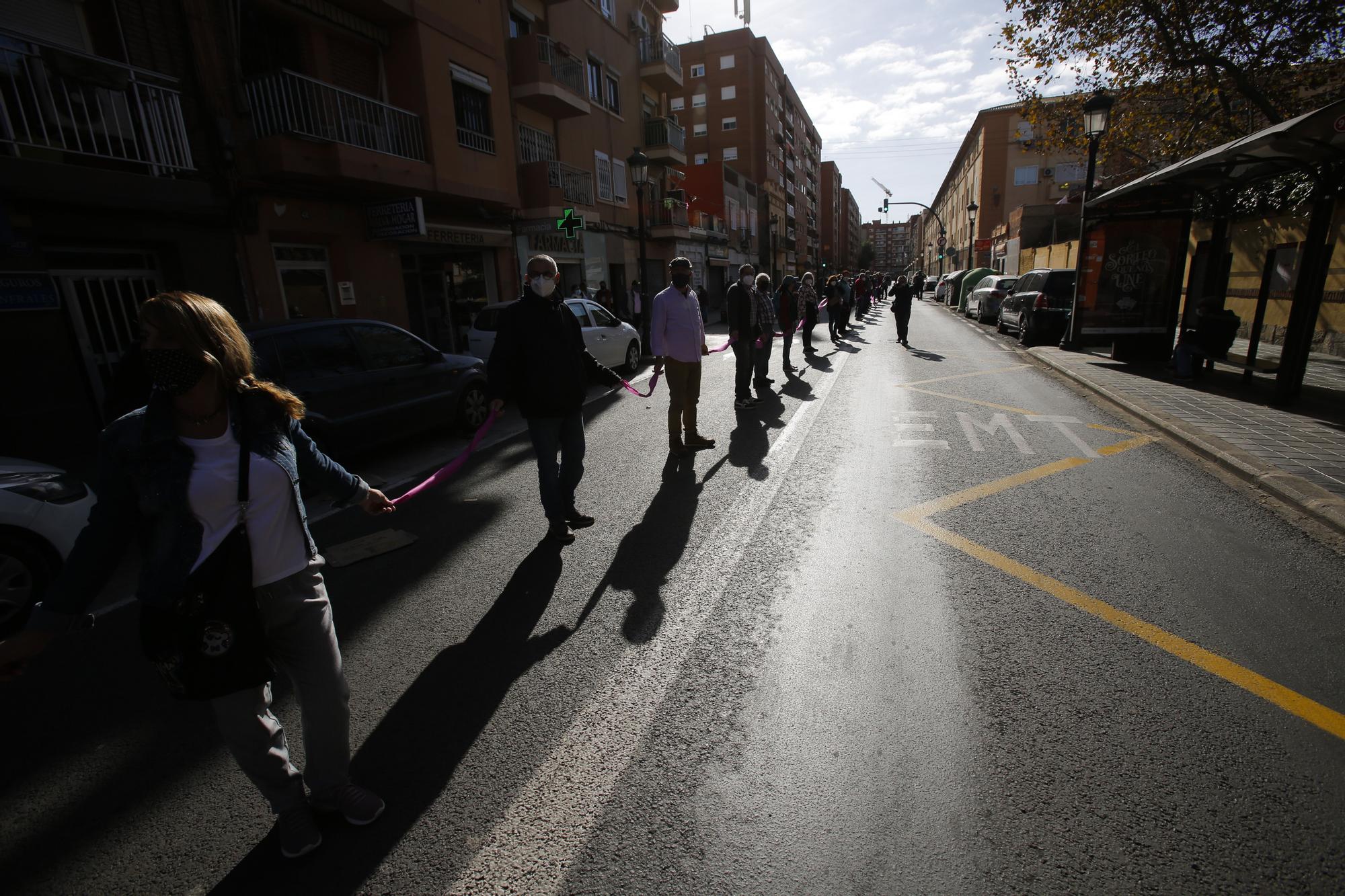 La Malva-rosa vuelve a los años noventa: falta de urbanización, dotaciones y problemas de droga. Una marea humana reivindica la dignidad de un barrio histórico