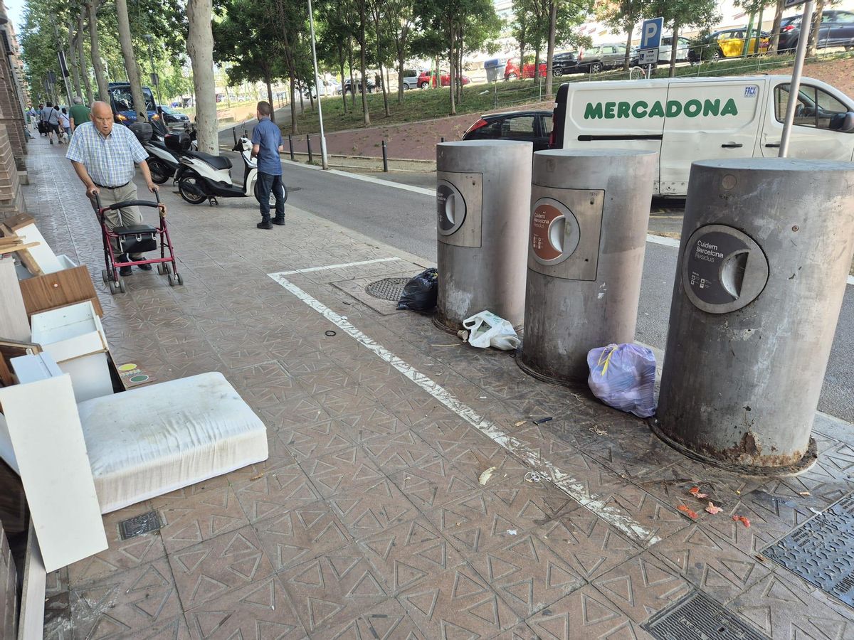 Muebles y otros residuos acumulados fuera de los buzones de recogida neumática, en Barcelona.