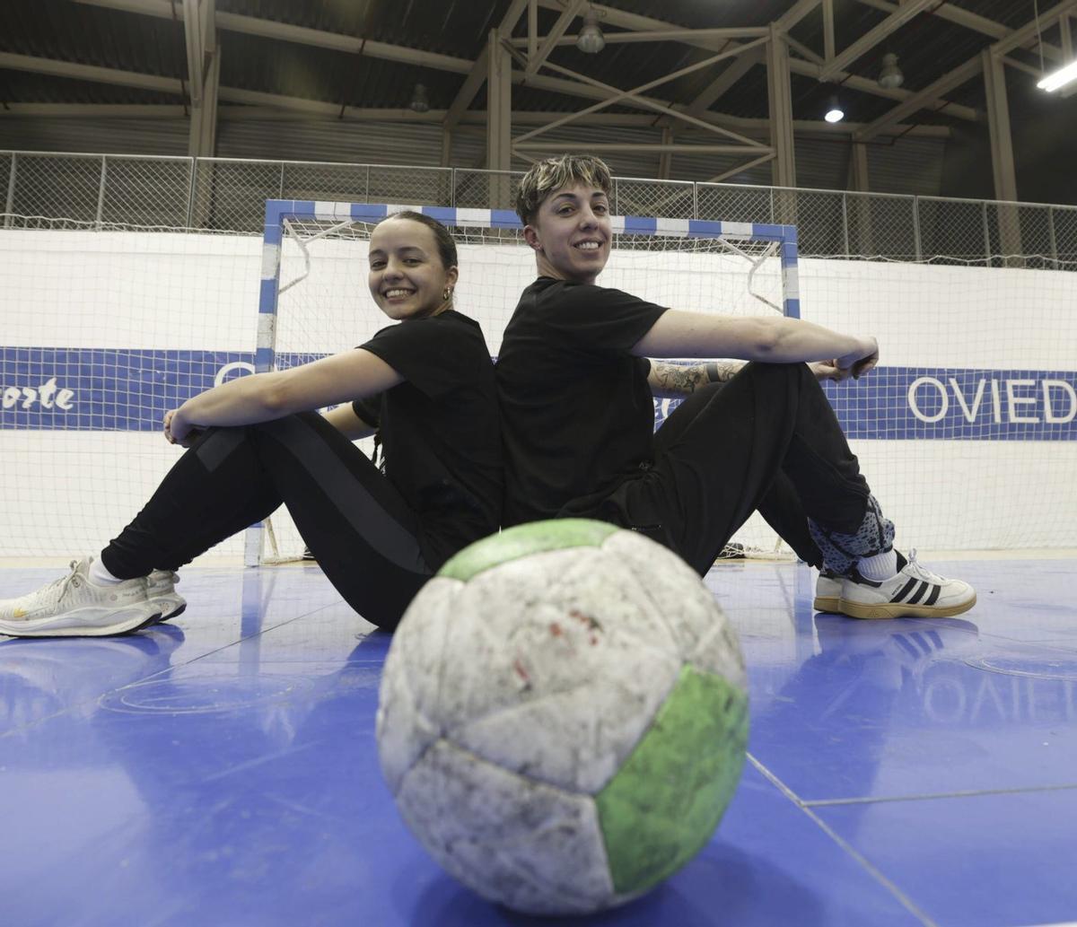 Jimena Merino, a la izquierda, y Raquel Álvarez, ayer en el Florida Arena de Oviedo.