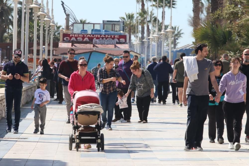 Las buenas temperaturas y los cielos despejados de este 28 de febrero han animado a muchas personas a pasar el día en los paseos marítimos y las playas de Málaga capital