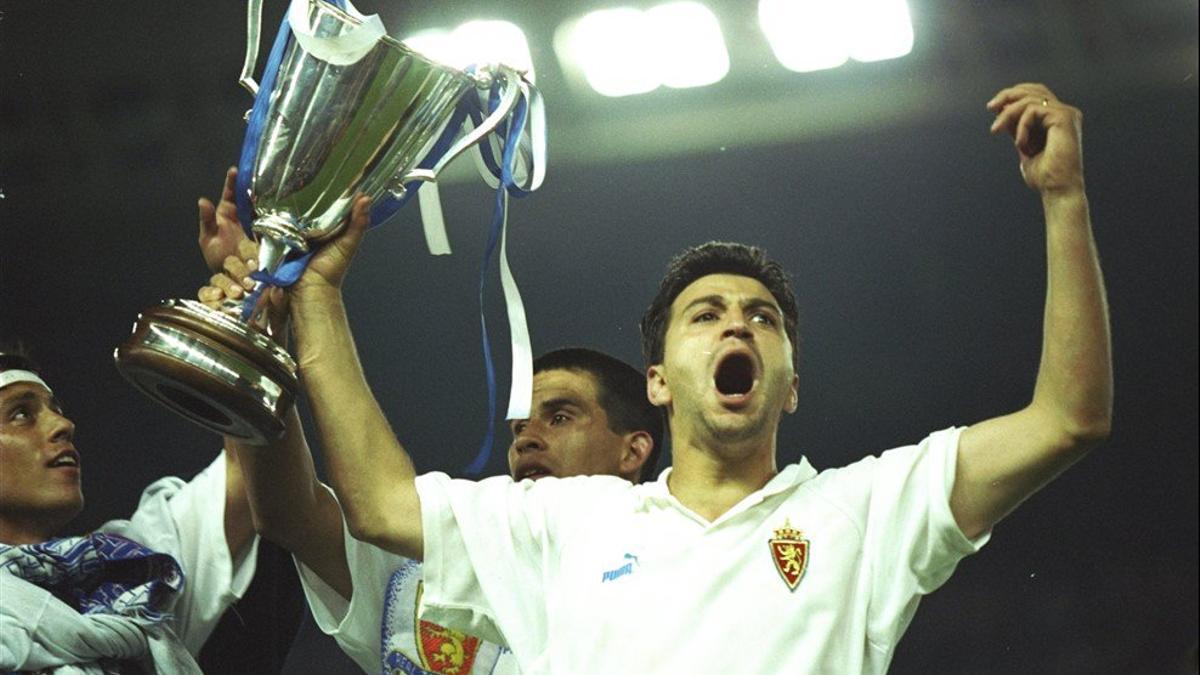 Nayim alza la Recopa conquistada en 1995