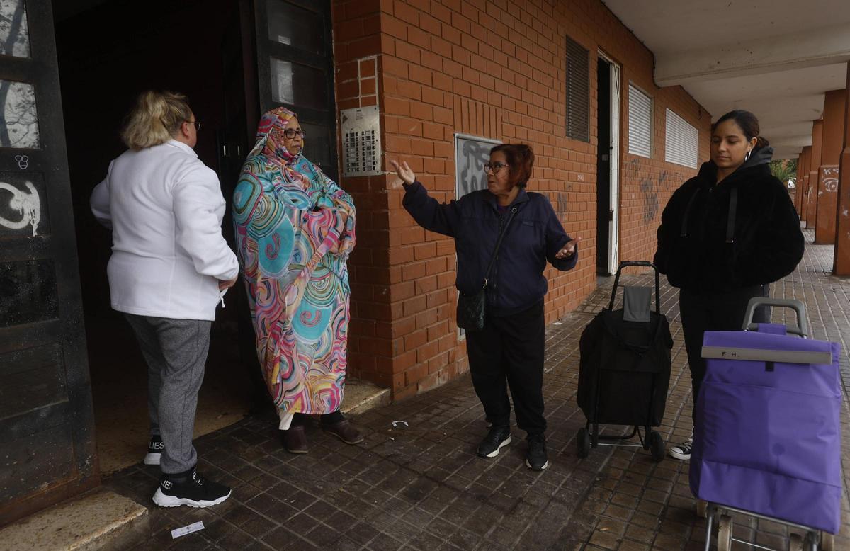 Maria del Mar, Buchra, Maria Cristina y Érika en la puerta del edificio público donde viven.