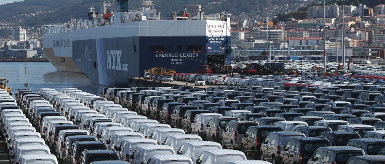 Vehículos a la espera de ser embarcados en la terminal de Bouzas durante esta semana. |   // RICARDO GROBAS