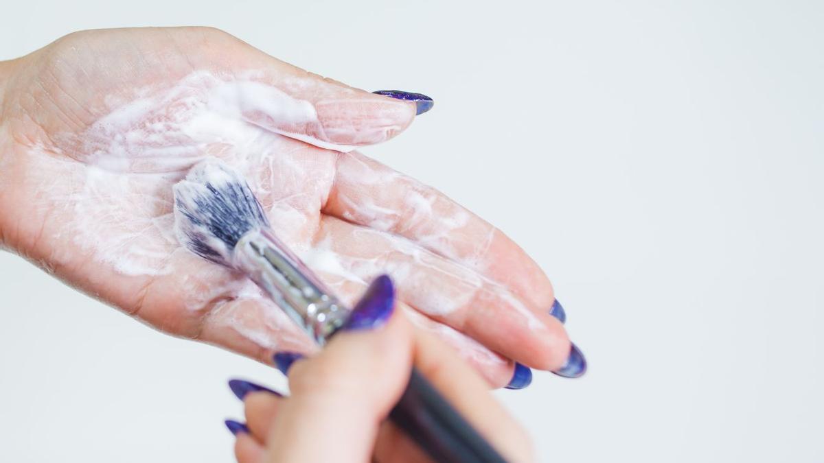 BROCHAS DE MAQUILLAJES | Cómo limpiar las brochas de maquillaje fácilmente con un truco casero indispensable