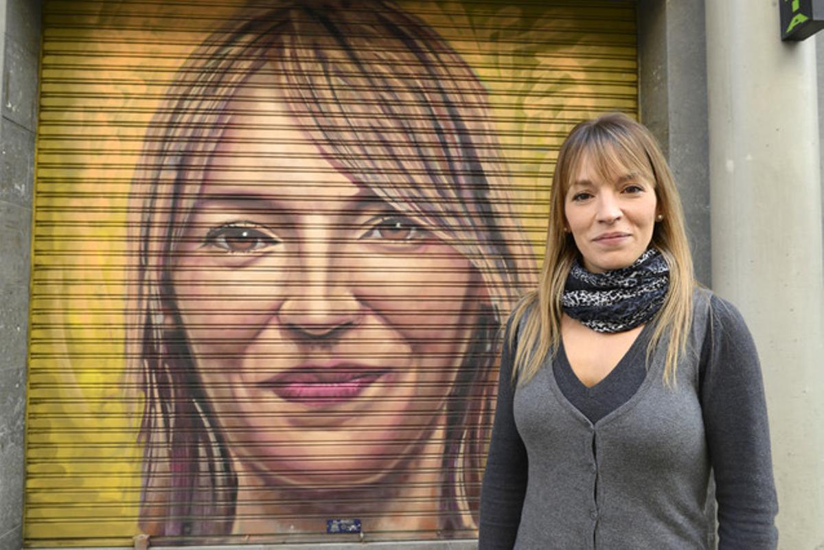 Cristina González Rives, ante su peluquería en la calle Pere IV.