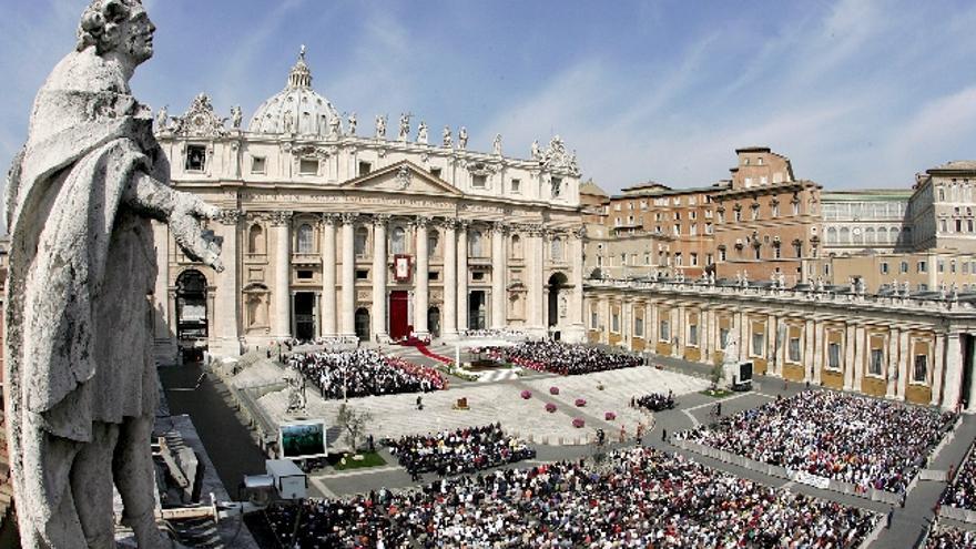 Vista general de la plaza de San Pedro en El Vaticano durante la misa oficiada por el Papa Benedicto XVI por el tercer aniversario de la muerte de su predecesor, Juan Pablo II, hoy 2 de abril de 2008. El Papa dijo que Juan Pablo II tenía cualidades sobrenaturales.