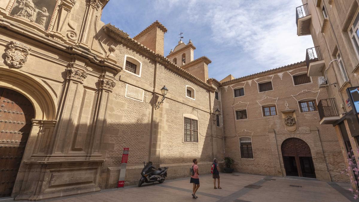 Desde Alfonso X El Sabio solo se puede ver la fachada del convento de Santa Ana: no se intuye el patrimonio que tiene.