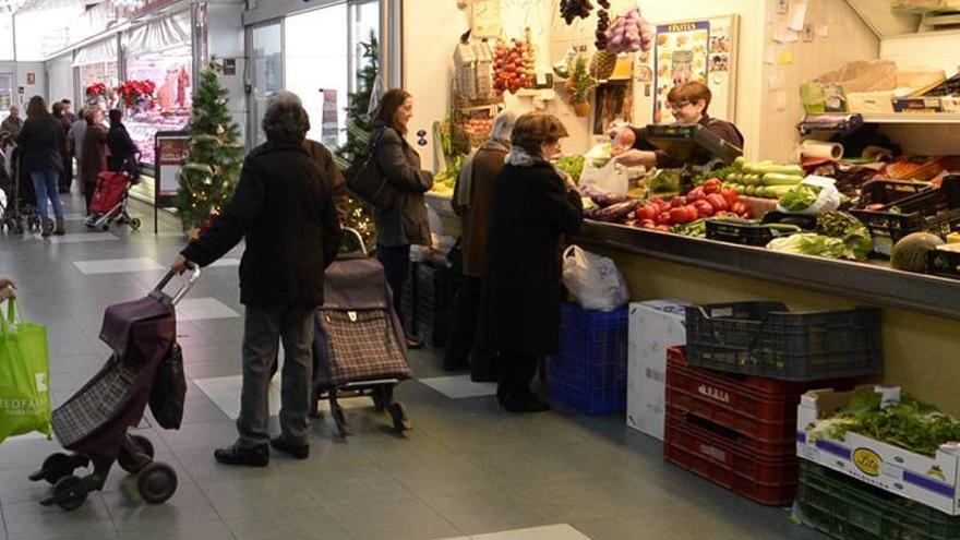 Benlloch garantiza sus puestos a los vendedores del Mercado Central