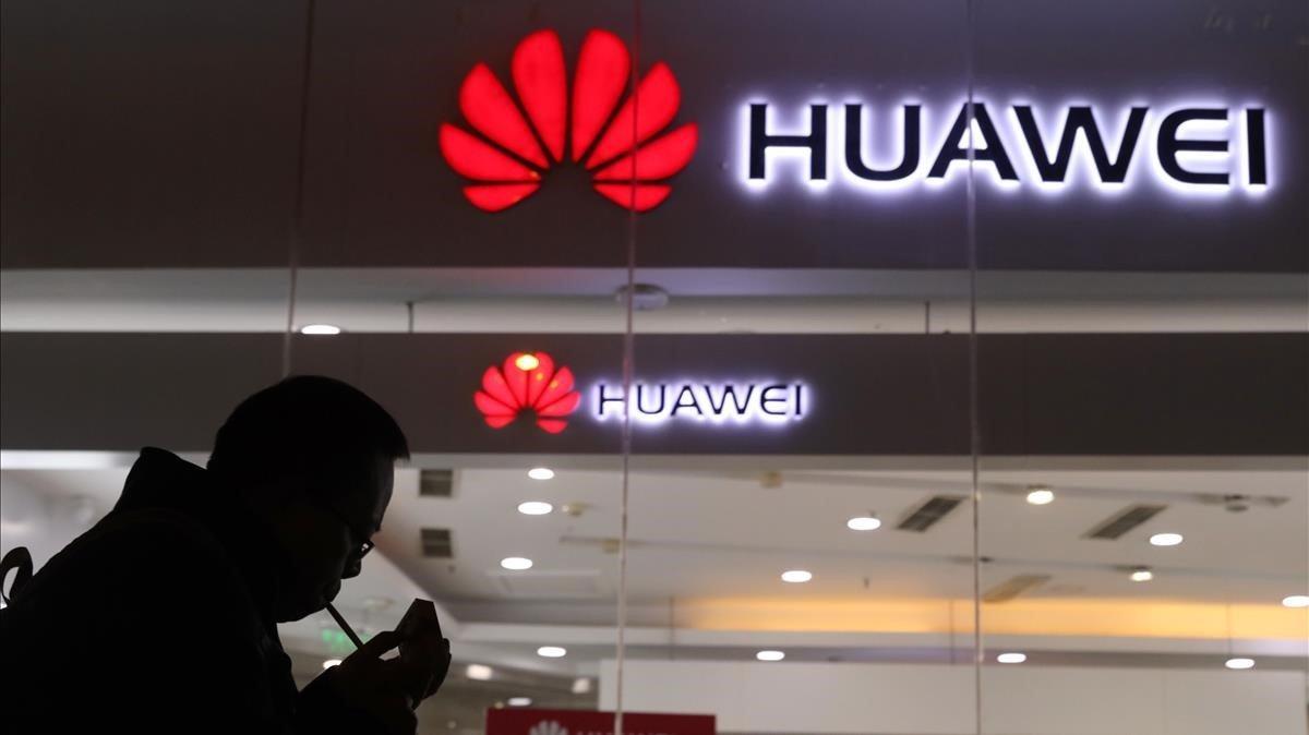 zentauroepp46158749 a man lights a cigarette outside a huawei retail shop in bei181206192948