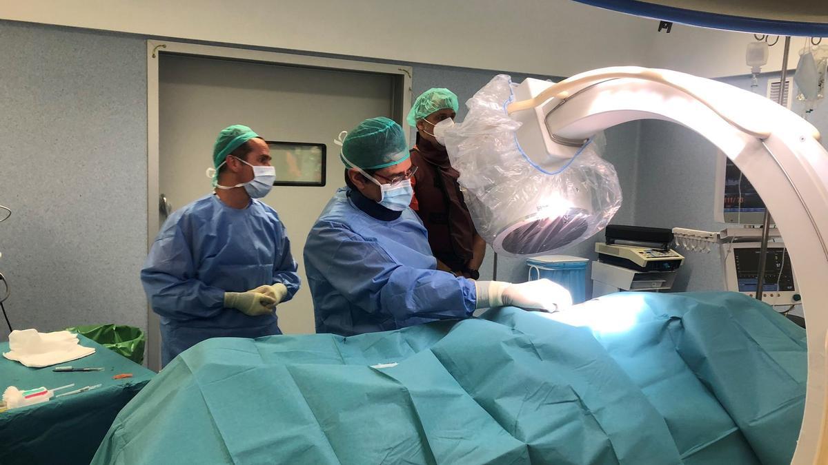 Médicos trabajando en el Hospital Universitario Son Espases.