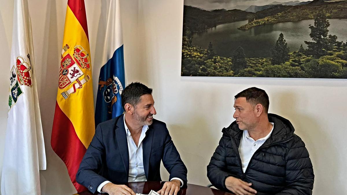 Foto archivo Alejandro Marichal y Dimas Sarmiento en una reunión de la concejalía.