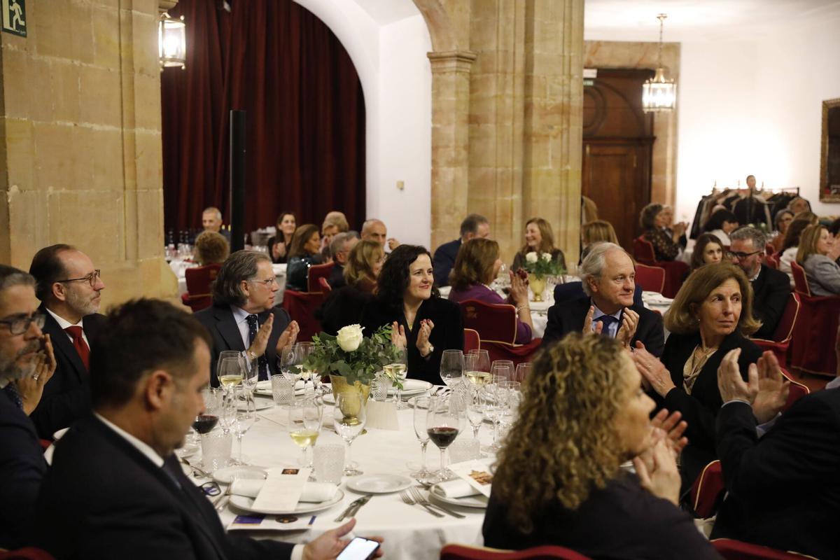 Montaña Sánchez-Arévalo recibe el premio "Mujer Trabajadora" del Rotary Club de Oviedo