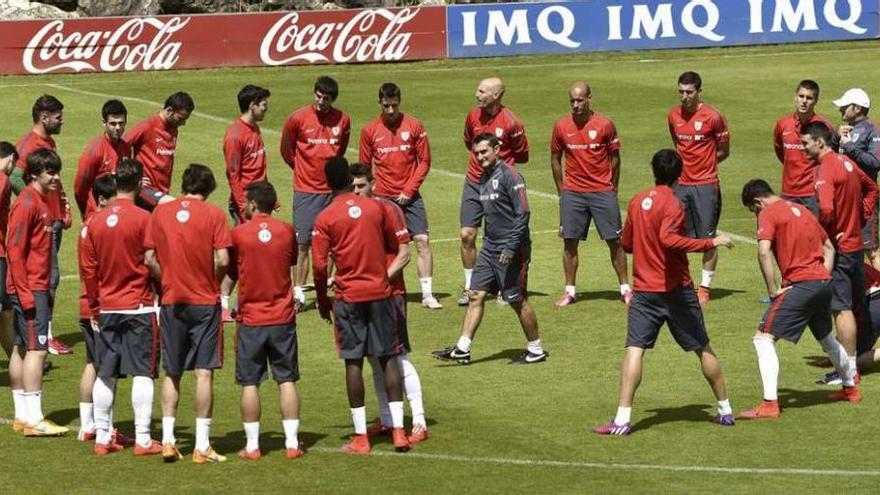 Los jugadores del Athletic, durante el entrenamiento de ayer. // Efe