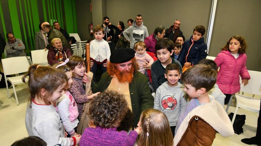 O Apalpador en una anterior visita a los niños de O Gorgullón.   | // G. S.