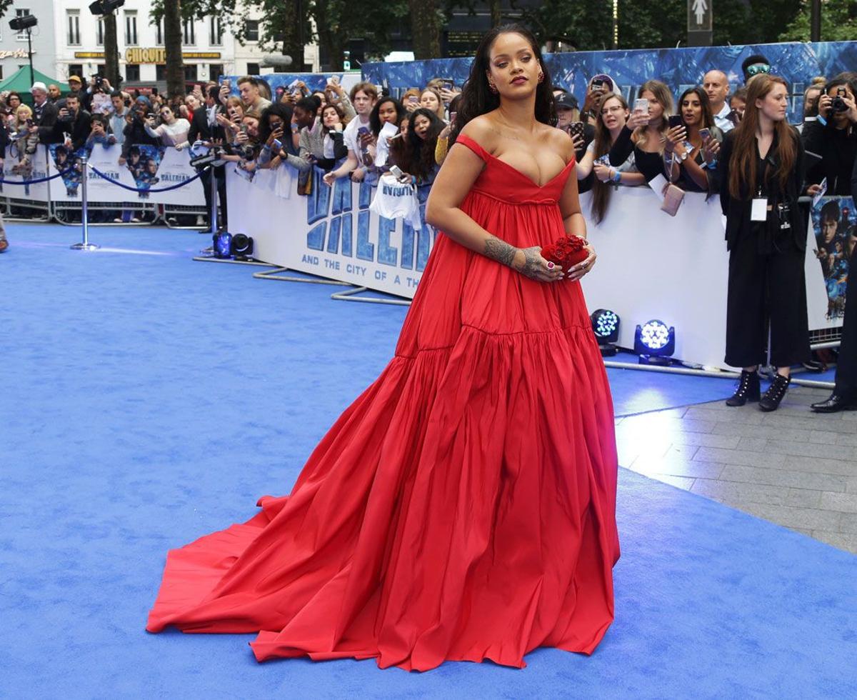 Rihanna con vestido rojo de Giambattista Valli en Londres