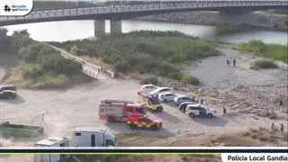 Dos policías locales de Gandia salvan a un bañista que se ahogaba