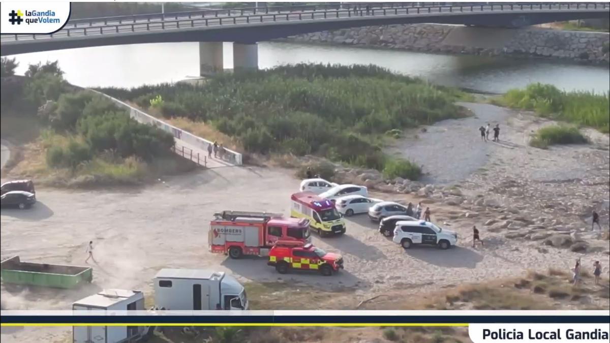 Rescate de dos hombres en la playa de Venecia