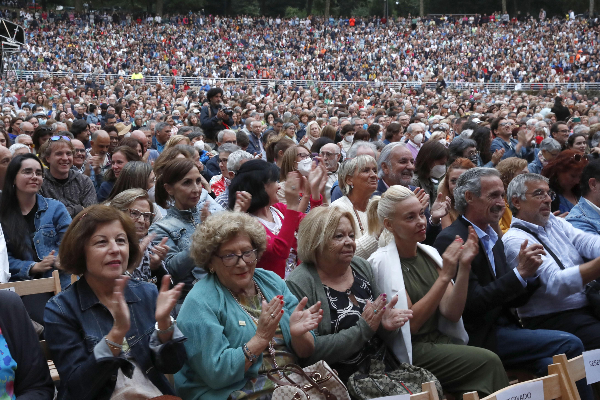 Así ha sido el primer concierto de la temporada en Castrelos: Serrat hace vibrar a Vigo