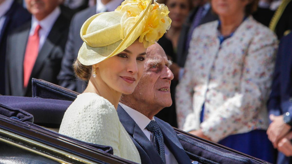 La Reina Letizia en la carroza junto al Duque de Edimburgo