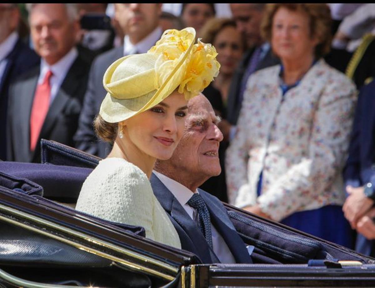 La Reina Letizia en la carroza junto al Duque de Edimburgo