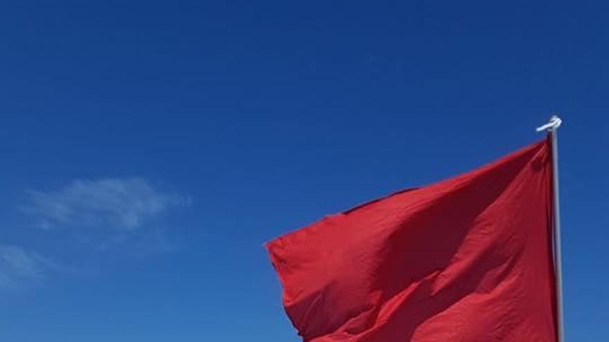 Bandera roja y de medusas en una playa de Pilar de la Horadada