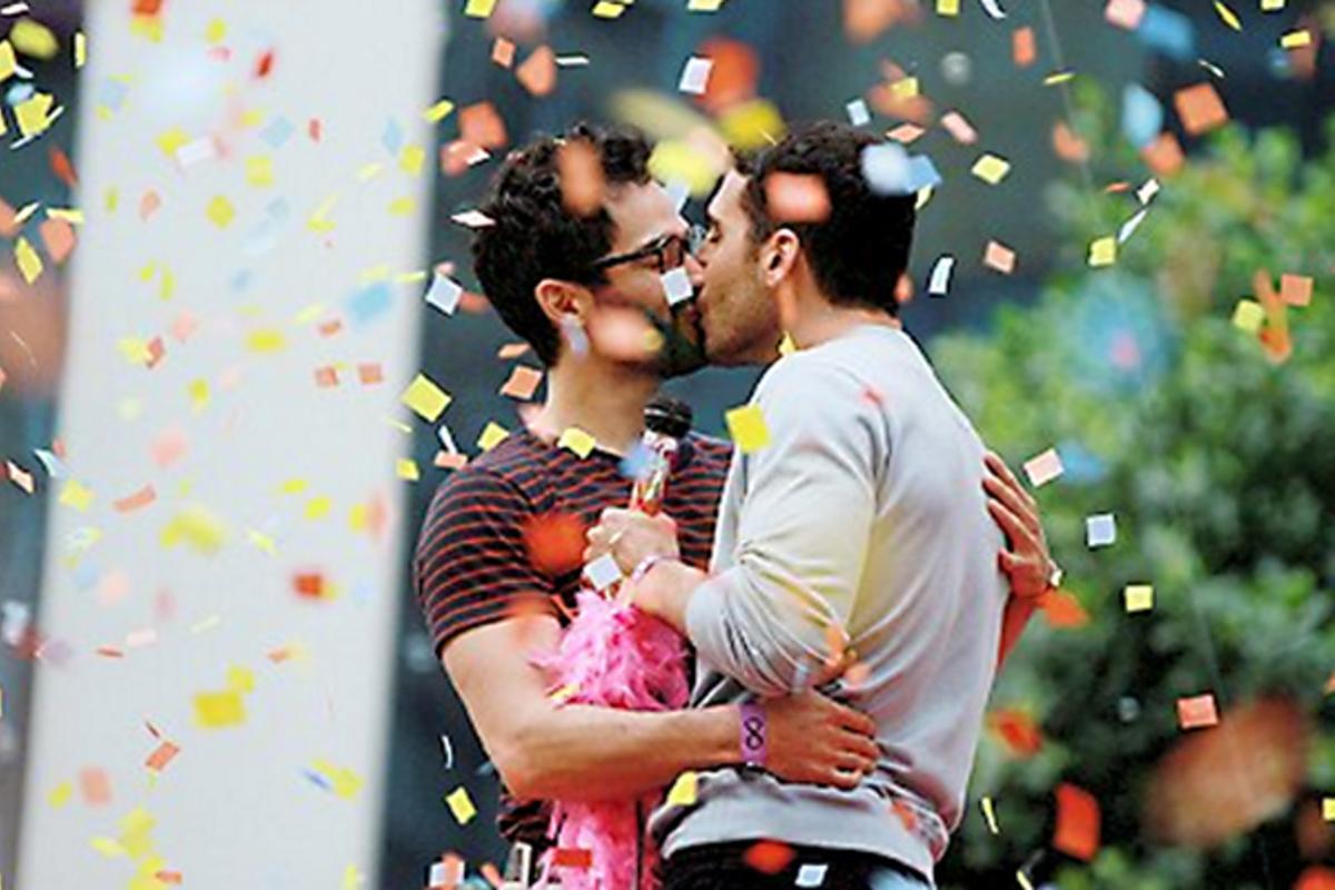 Miguel Ángel Silvestre Sube La Temperatura En El Orgullo Gay De São Paulo Junto A Sus Compañeros